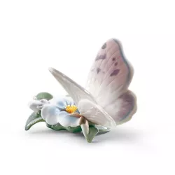 FIGURINE REFRESHING PAUSE...