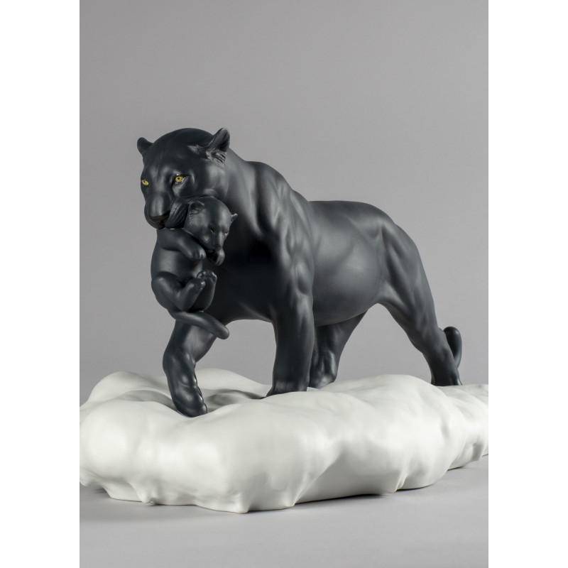 BLACK PANTHER WITH CUB FIGURINE 1009382