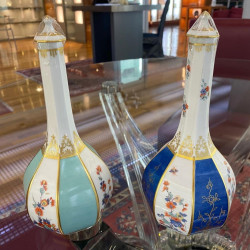 HAND PAINTED PORCELAIN FLASK, 51056/572790